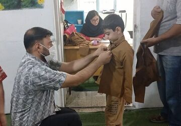 توزیع لباس فرم دانش‌آموزان در دبستان صبح امید شیراز
