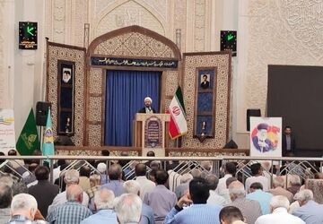 سخنرانی مدیرکل آموزش‌وپرورش فارس پیش از خطبه‌های نماز جمعه