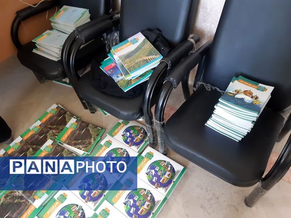 توزیع کتاب‌های درسی دبیرستان محدثه در منطقه ده‌محسن خرم‌آباد