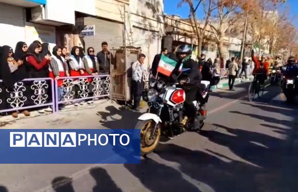 رژه موتوری و ماشینی به مناسبت ۱۲ بهمن در کاشمر