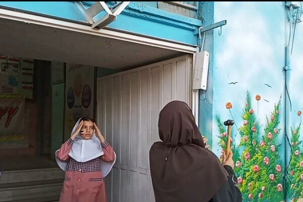 جشن انقلاب در دبستان لاله‌های انقلاب 