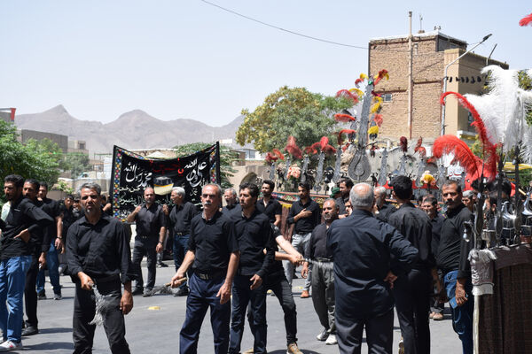 طنین صدای یا حسین(ع) با عَلَم کشی درعاشورای ۱۴۴۷