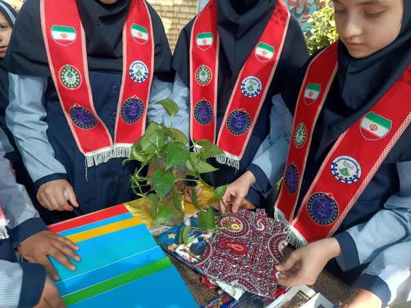 جشن عاطفه ها در دبستان ناهید نخودی