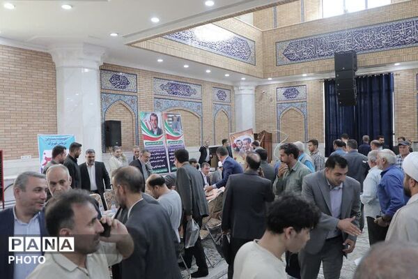میز خدمت ادارات منطقه کهریزک در مصلی نمازجمعه باقرشهر