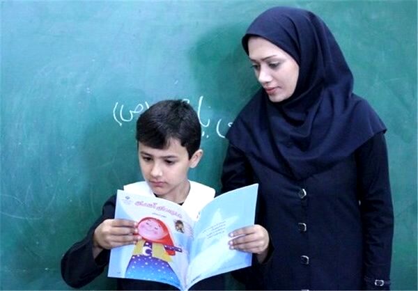 معلم با عشق به رشد مهارت‌های دانش‌آموزان می‌پردازد