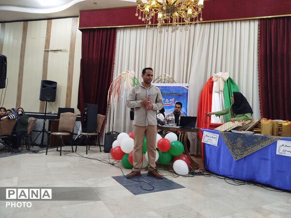 مراسم تقدیر و تشکر از دانش آموزان برتر درسی، اخلاقی و نماز جماعت در دبیرستان دخترانه دانشور 2 