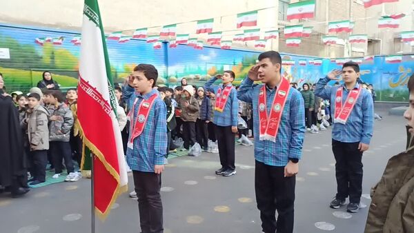 برافراشته شدن پرچم ایران در اداره آموزش و پرورش منطقه ۱۰