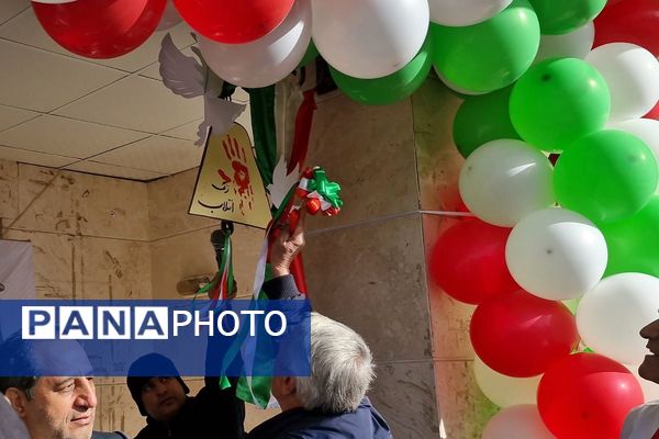 آیین نواخته شدن زنگ انقلاب اسلامی در مدرسه آیت‌الله خامنه‌ای قرچک