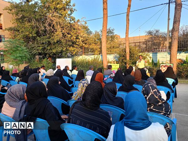جلسه انجمن اولیا در دبیرستان دخترانه فرهیختگان