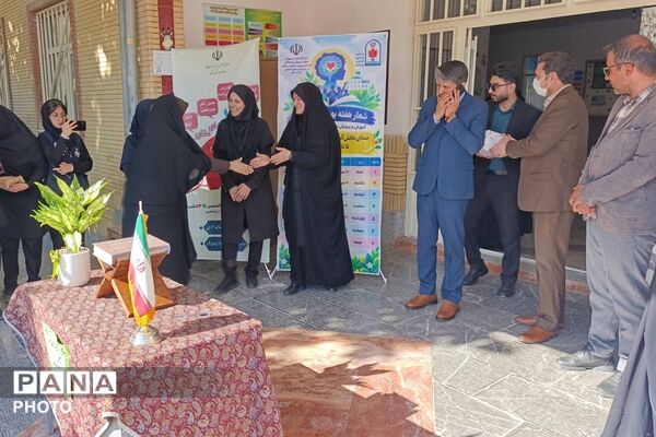 آیین گرامیداشت هفته بهداشت روان و تقدیر از همیاران مشاور در دبیرستان دخترانه رضوان برگزار شد