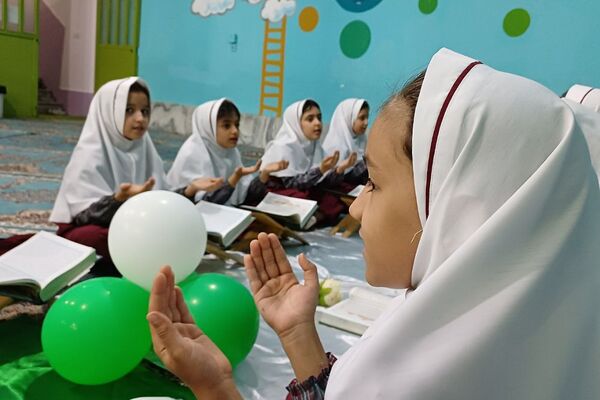 محفل انس با قرآن کریم در دبستان ستایش 