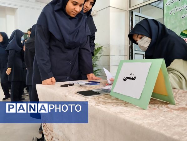 جلوه‌هایی از انتخابات شورای دانش‌آموزی در دبیرستان فرزانگان قم