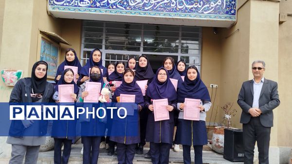 تقدیر از دانش‌آموزان برتر دبیرستان پیرایش نیشابور