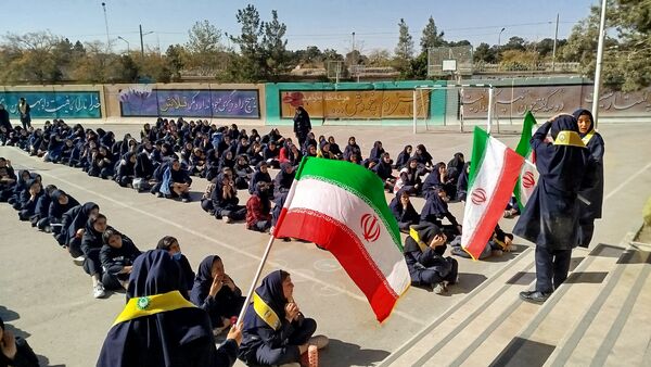 جشن‌ روز‌ دانش‌ آموز‌ در‌ دبیرستان‌ عطیه