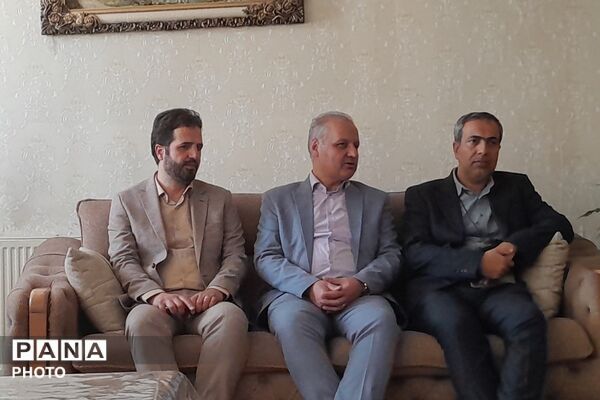 در خانه‌های روشن از یاد شهیدان، مدیر آموزش و پرورش شهرستان شهریار درس ایثار را مرور کرد