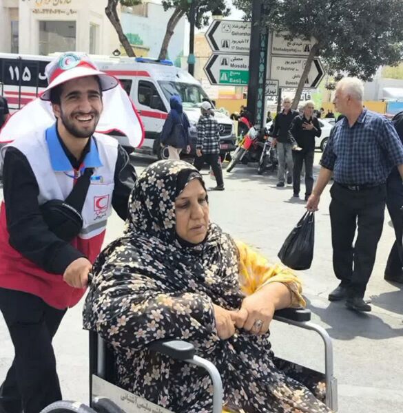 خدمت جوانان هلال‌احمر همدان به زائران رضوی در طرح ملی «قدم به قدم در مسیر بهشت»