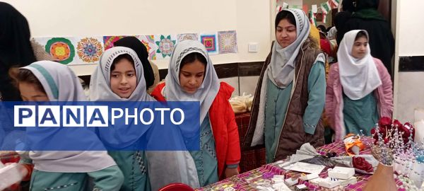 بازدید دانش آموزان مدرسه مریم میرزاخانی خلیل آباد از بازارچه کار آفرینی