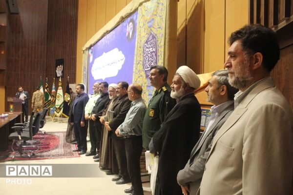 رونمایی از نخستین جلد دانشنامه دفاع مقدس استان قم