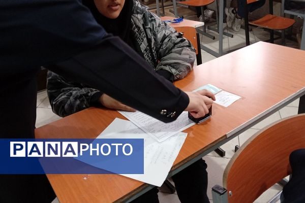 برگزاری امتحانات نوبت اول در دبیرستان دخترانه نرجس باقرشهر 