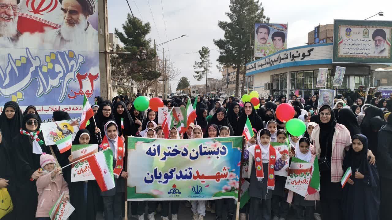  مشقِ اقتدارِ دخترانِ سرخسی در مطلعِ فجرِ ۴۷