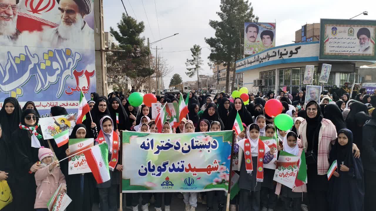  مشقِ اقتدارِ دخترانِ سرخسی در مطلعِ فجرِ ۴۷