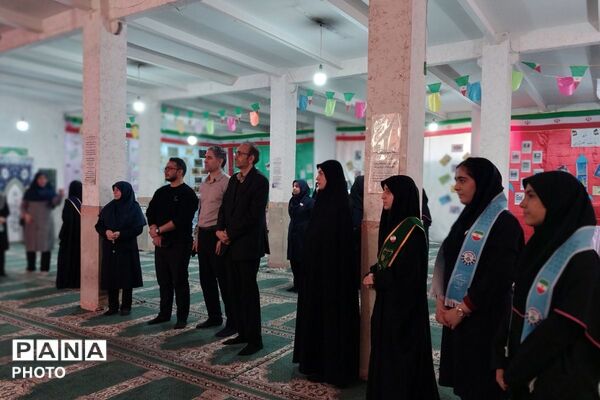 نمایشگاه مدرسه انقلاب در دبیرستان جوادالائمه بهارستان‌دو