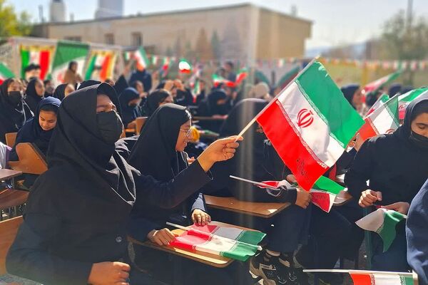 طنین زنگ انقلاب در مدرسه فرزانگان شهرستان باشت