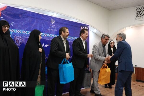 تجلیل از معاونین پرورشی و مربیان تربیتی منطقه ۱۴ تهران