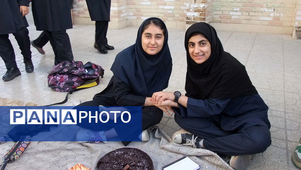 بازارچه کسب و کار دانش‌آموزان دختر در دبیرستان متوسطه اول معلم