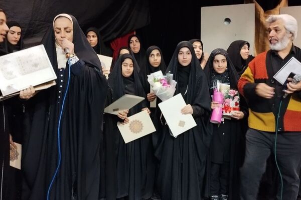 «روایت زمان»؛ هنرنمایی تئاتری در ستایش شهدا روی صحنه فرهنگسرای رازی ورامین