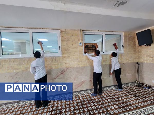 غبارروبی نمازخانه‌های مدارس قشم در آستانه سال تحصیلی جدید