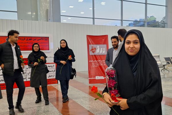استقبال از زائران حرم امام رئوف در فرودگاه شیراز