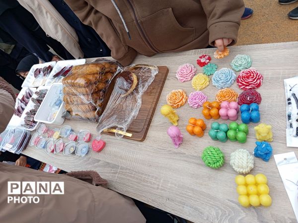 برپایی بازارچه دانش آموزی در دبیرستان شاهد هاجرشهرستان کاشمر