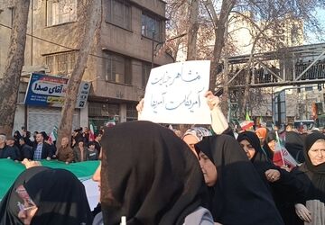 با قدرت درکنار رهبر خود ایستاده‌ایم 