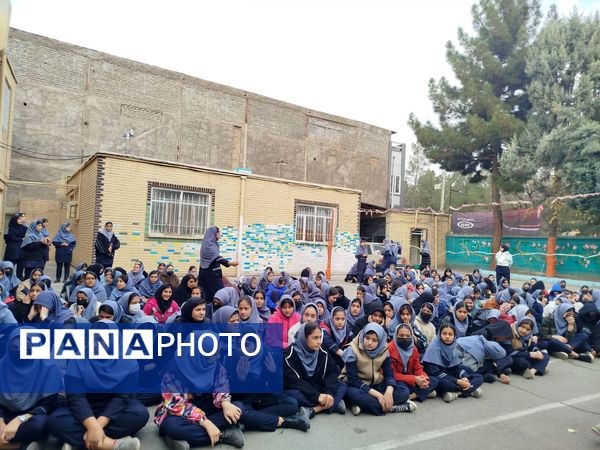 جشن روز مادر و جشنواره کیک و دسر در دبیرستان دخترانه دانشور ۲ 
