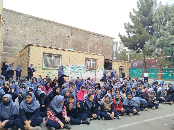 جشن روز مادر و جشنواره کیک و دسر در دبیرستان دخترانه دانشور ۲ 