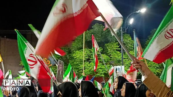 قلب‌های مردم به عشق وطن در چهار باغ خرم‌ آباد، برای ایران تپید