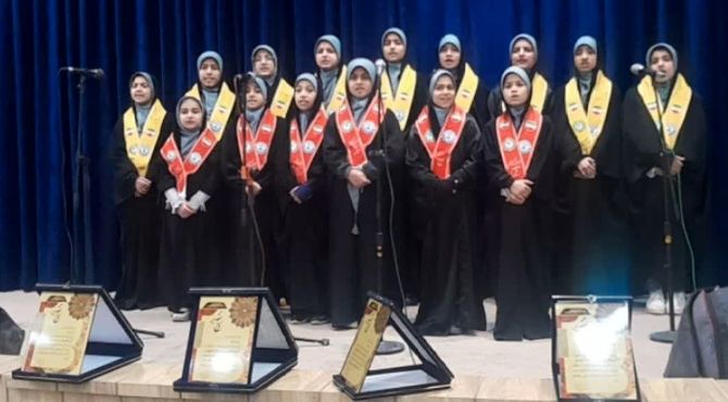 تقدیر از خبرنگاران پانا و گروه سرود دختران صاحب الزمان توسط مدیر فرهنگسرای استاد مظاهری 