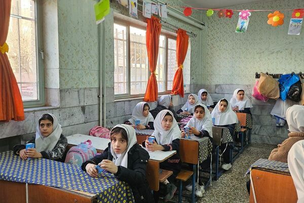 توزیع بسته‌های سلامتی در مدرسه ابتدایی هدی با مشارکت سفیران سلامت