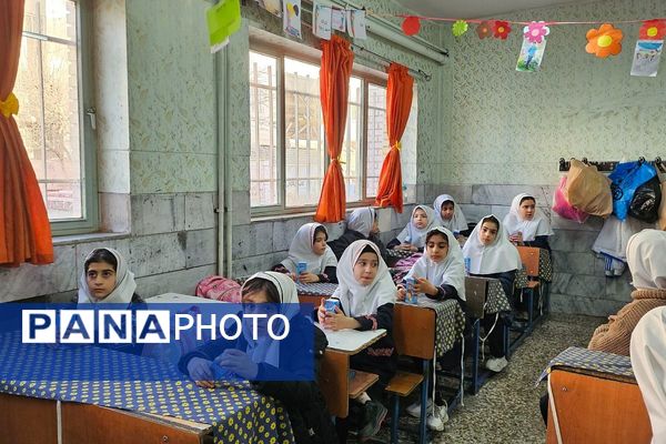 توزیع بسته‌های سلامتی در مدرسه ابتدایی هدی با مشارکت سفیران سلامت