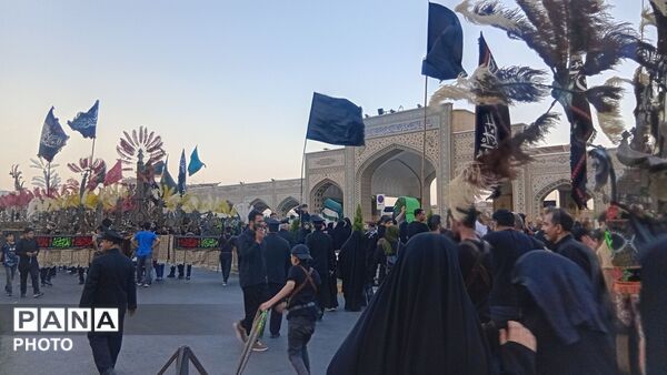 بیرق سیاه عزا در شب اول محرم بر گنبد ملکوتی امام هشتم برافراشته شد