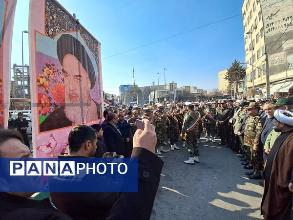 گلباران تمثال امام خمینی (ره) توسط دانش‌آموزان عجب‌شیر 