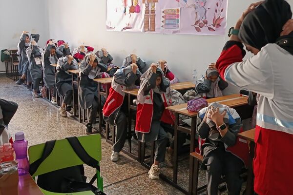 هلال‌احمر در بعثت ۲؛ تمرین ایمنی با دختران دبستانی
