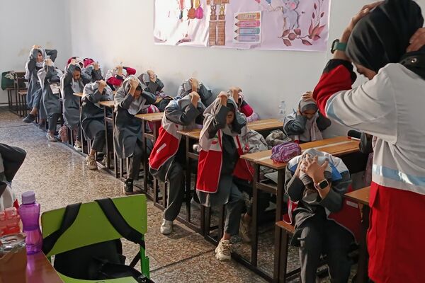 هلال‌احمر در بعثت ۲؛ تمرین ایمنی با دختران دبستانی