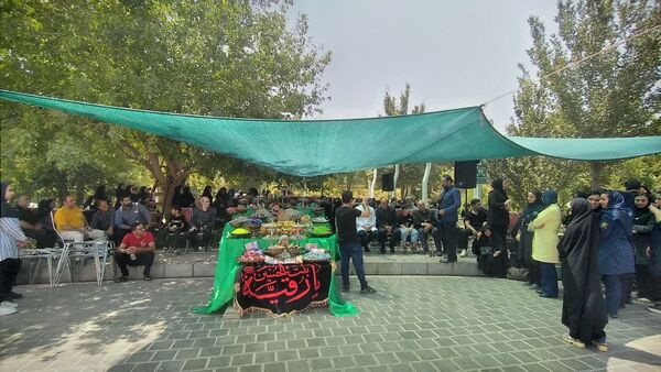 برپایی سفره‌ی احسان در محوطه بیمارستان فوق تخصصی آیت‌الله یثربی کاشان
