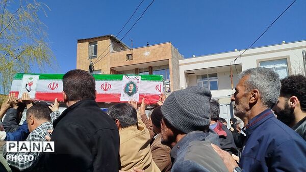 تشییع پیکر شهید حسین شاهین در شهر شمس آباد 
