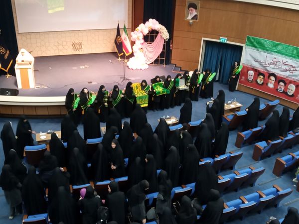 حضور دانش‌آموزان دبیرستان میعاد قم در همایش مرکز مدیریت حوزه علمیه خواهران به مناسبت دهه کرامت