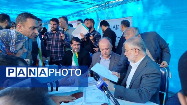  برگزاری میزخدمت درمصلی کرج به‌مناسبت هفته دولت