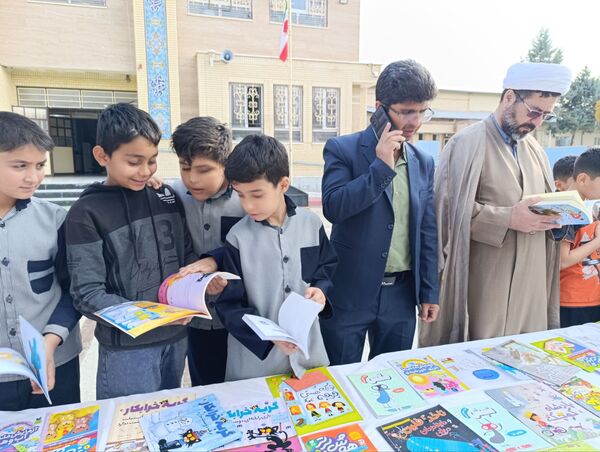برگزاری نمایشگاه کتاب در دبستان معلم دو آشخانه 