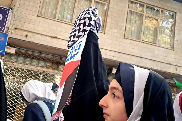 حضور پرشور دانش‌آموزان مدارس شهرستان دماوند، در راهپیمایی یوم‌الله ۱۳ آبان